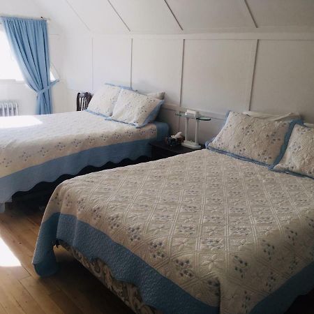 Le Petit Chateau Montebello B&B Bagian luar foto