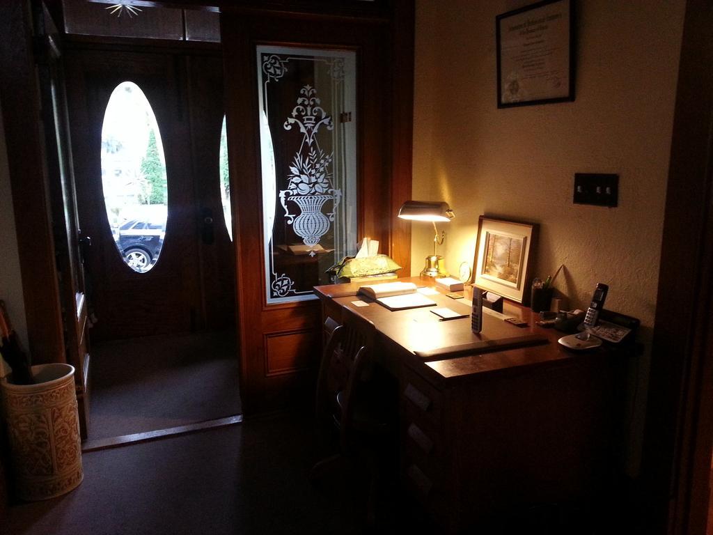 Le Petit Chateau Montebello B&B Bagian luar foto