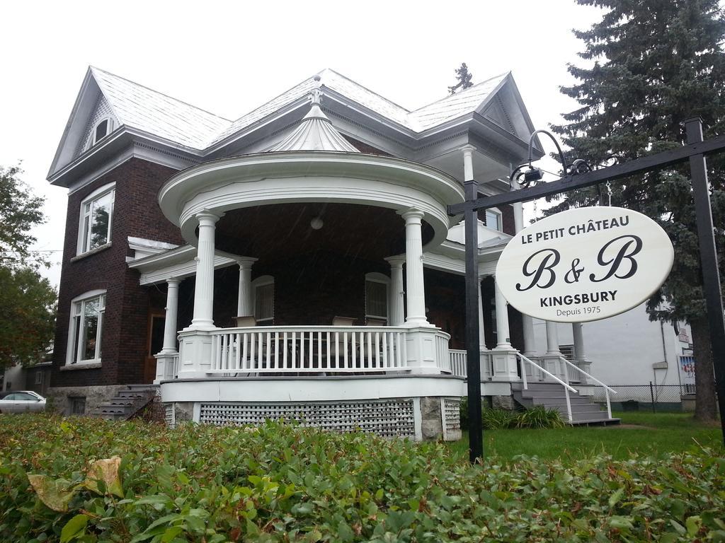 Le Petit Chateau Montebello B&B Bagian luar foto