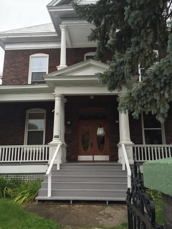 Le Petit Chateau Montebello B&B Bagian luar foto