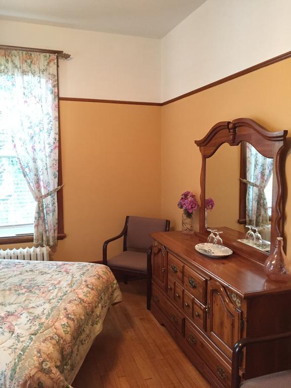 Le Petit Chateau Montebello B&B Bagian luar foto