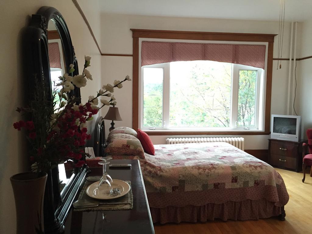 Le Petit Chateau Montebello B&B Ruang foto