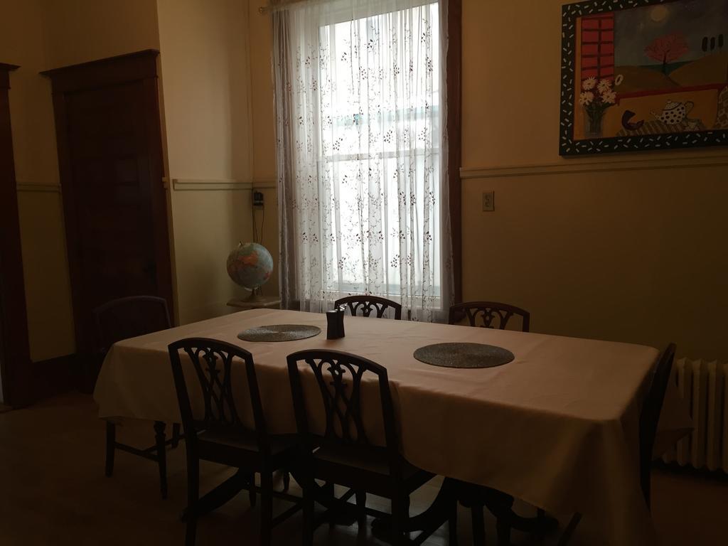 Le Petit Chateau Montebello B&B Bagian luar foto