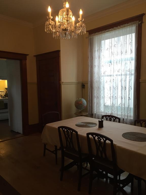 Le Petit Chateau Montebello B&B Bagian luar foto