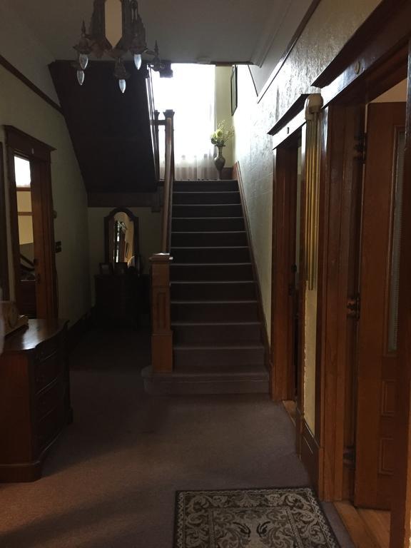 Le Petit Chateau Montebello B&B Bagian luar foto