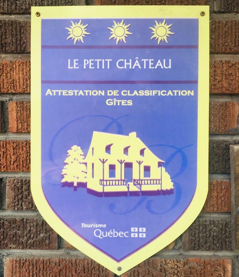 Le Petit Chateau Montebello B&B Bagian luar foto