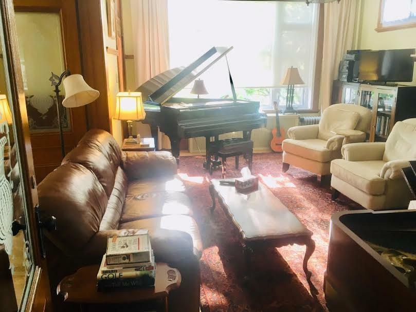 Le Petit Chateau Montebello B&B Bagian luar foto