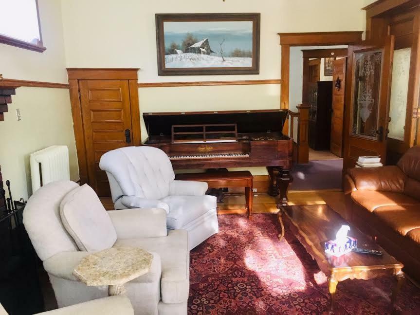 Le Petit Chateau Montebello B&B Bagian luar foto