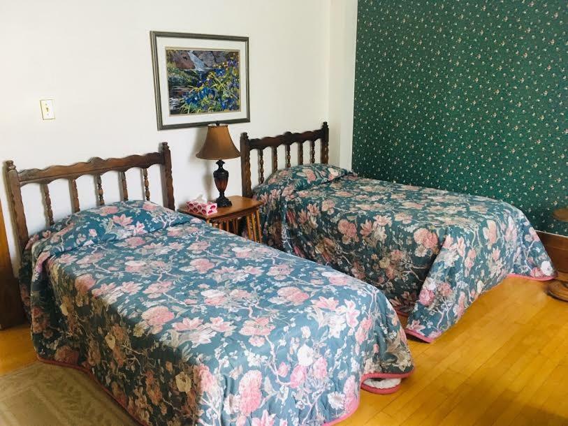 Le Petit Chateau Montebello B&B Bagian luar foto