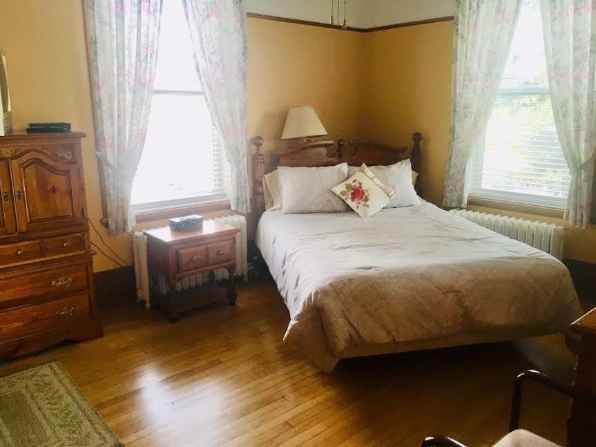 Le Petit Chateau Montebello B&B Bagian luar foto