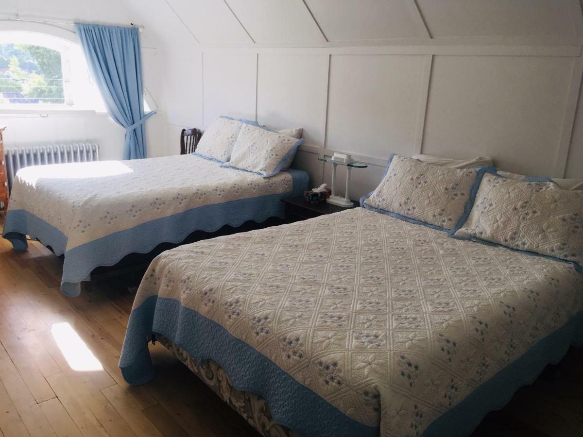 Le Petit Chateau Montebello B&B Bagian luar foto
