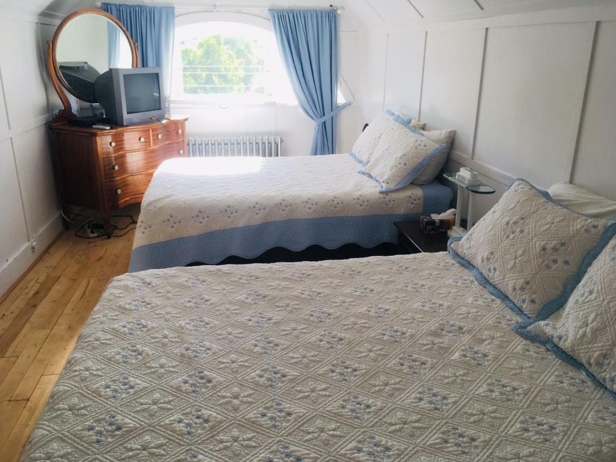 Le Petit Chateau Montebello B&B Bagian luar foto