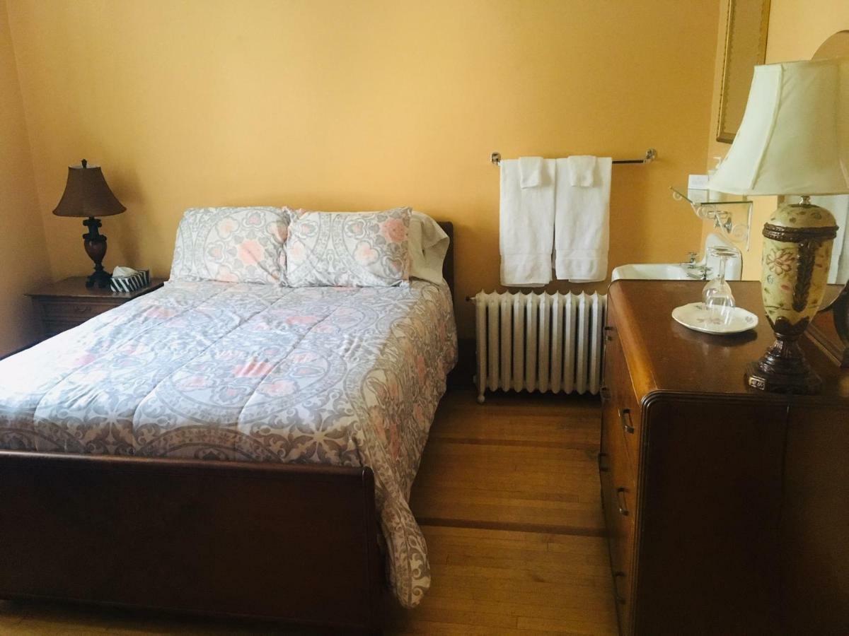 Le Petit Chateau Montebello B&B Bagian luar foto