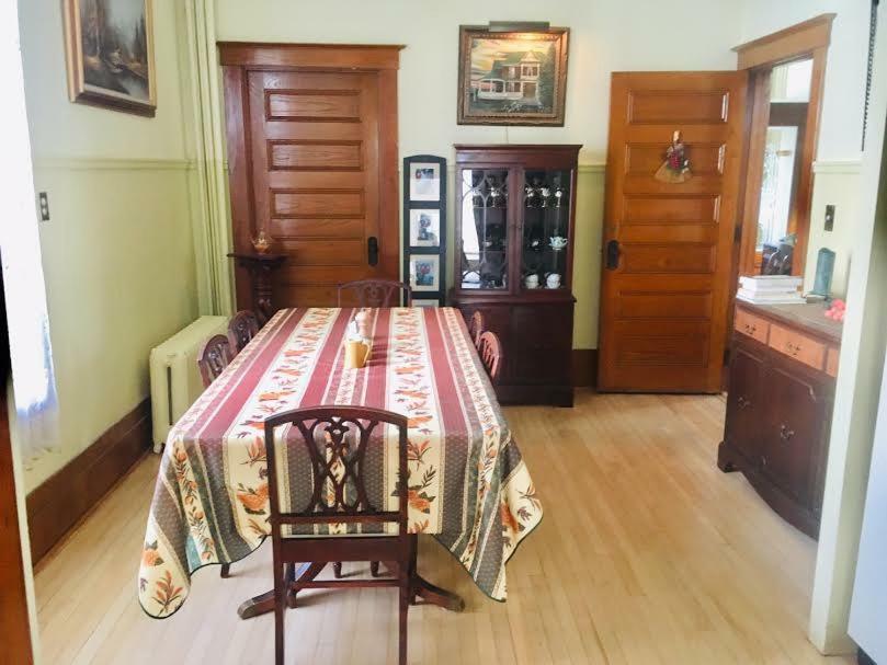 Le Petit Chateau Montebello B&B Bagian luar foto