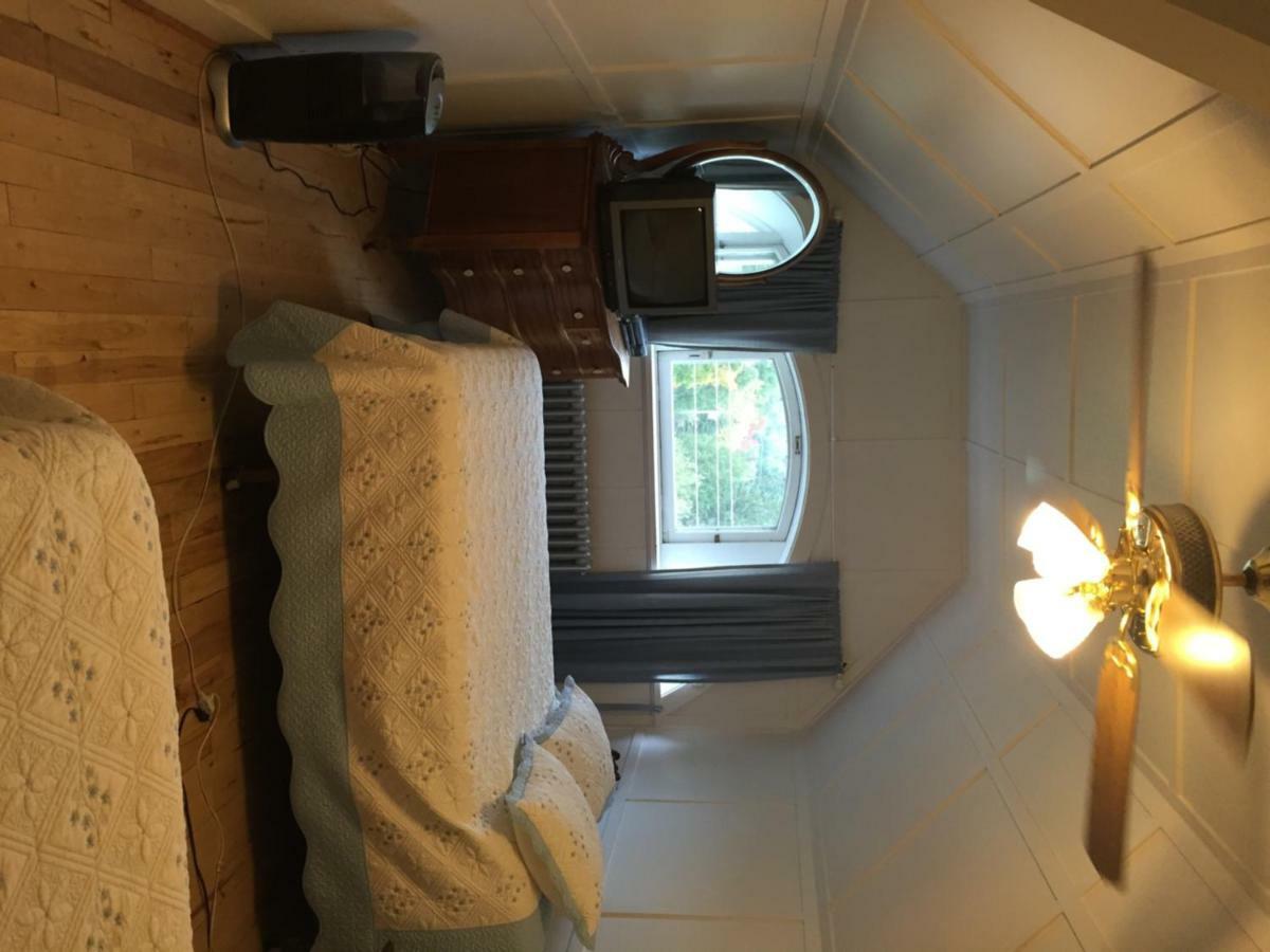 Le Petit Chateau Montebello B&B Bagian luar foto